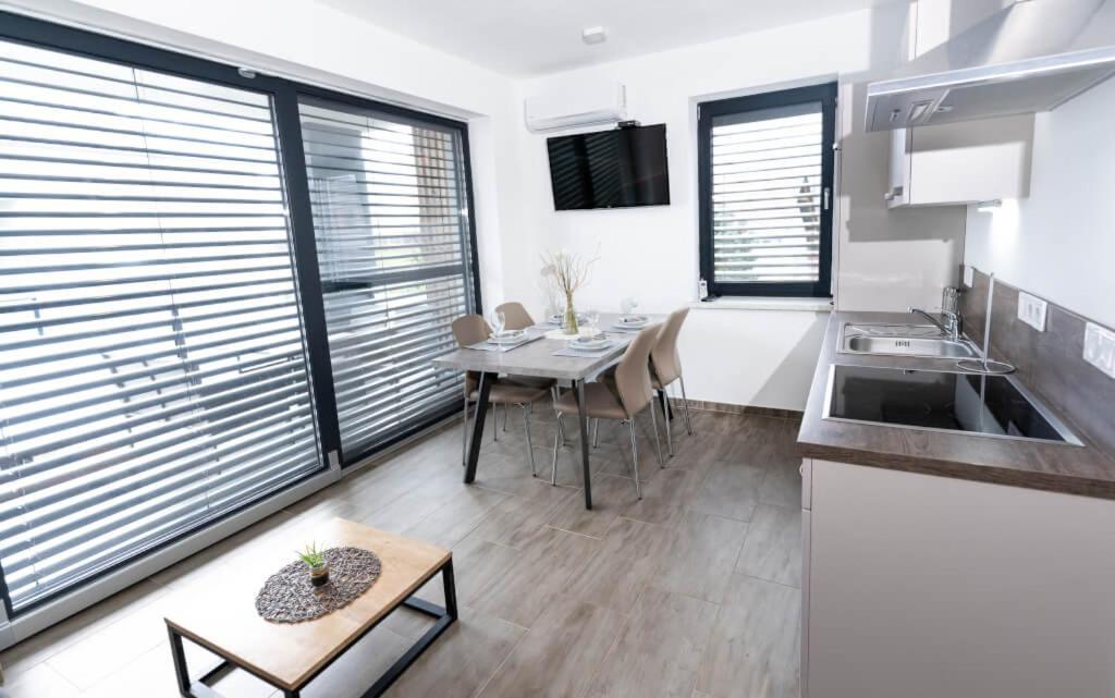Apartments Sunrise Бановци Экстерьер фото